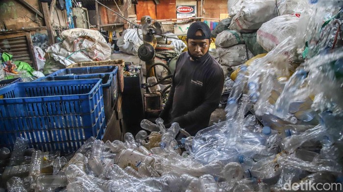 Harga Sampah Plastik Melonjak di Tengah Gejolak Global Sejumlah pekerja menimbang dan membongkar sampah plastik di salah satu pengepul area Tanjung Priok, Jakarta Utara, Rabu (29/4/2026). Aktivitas nan biasanya melangkah rutin sekarang menunjukkan geliat berbeda, seiring meningkatnya nilai ekonomis limbah plastik di tengah dinamika dunia nan memengaruhi industri bahan baku.