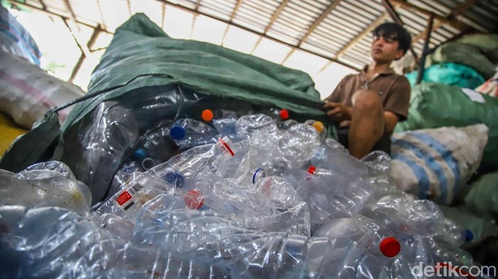 Harga Sampah Plastik Melonjak di Tengah Gejolak Global Sejumlah pekerja menimbang dan membongkar sampah plastik di salah satu pengepul area Tanjung Priok, Jakarta Utara, Rabu (29/4/2026). Aktivitas nan biasanya melangkah rutin sekarang menunjukkan geliat berbeda, seiring meningkatnya nilai ekonomis limbah plastik di tengah dinamika dunia nan memengaruhi industri bahan baku.