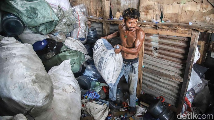 Harga Sampah Plastik Melonjak di Tengah Gejolak Global Sejumlah pekerja menimbang dan membongkar sampah plastik di salah satu pengepul area Tanjung Priok, Jakarta Utara, Rabu (29/4/2026). Aktivitas nan biasanya melangkah rutin sekarang menunjukkan geliat berbeda, seiring meningkatnya nilai ekonomis limbah plastik di tengah dinamika dunia nan memengaruhi industri bahan baku.