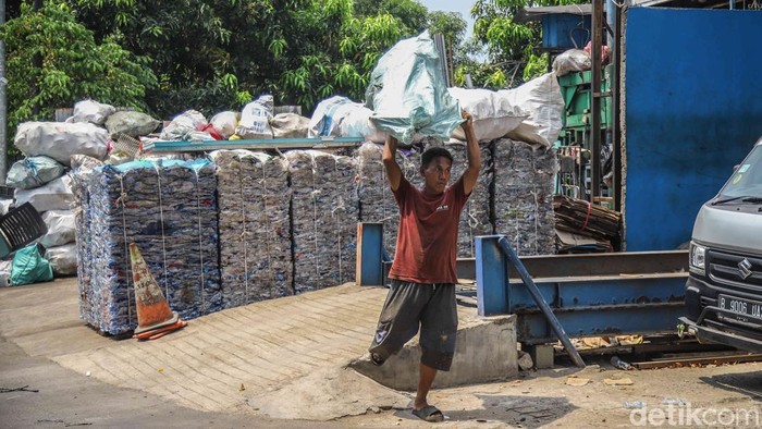 Harga Sampah Plastik Melonjak di Tengah Gejolak Global Sejumlah pekerja menimbang dan membongkar sampah plastik di salah satu pengepul area Tanjung Priok, Jakarta Utara, Rabu (29/4/2026). Aktivitas nan biasanya melangkah rutin sekarang menunjukkan geliat berbeda, seiring meningkatnya nilai ekonomis limbah plastik di tengah dinamika dunia nan memengaruhi industri bahan baku.