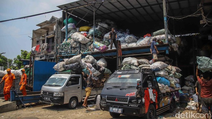 Sejumlah pekerja menimbang dan membongkar sampah plastik di salah satu pengepul area Tanjung Priok, Jakarta Utara, Rabu (29/4/2026). Aktivitas nan biasanya melangkah rutin sekarang menunjukkan geliat berbeda, seiring meningkatnya nilai ekonomis limbah plastik di tengah dinamika dunia nan memengaruhi industri bahan baku.