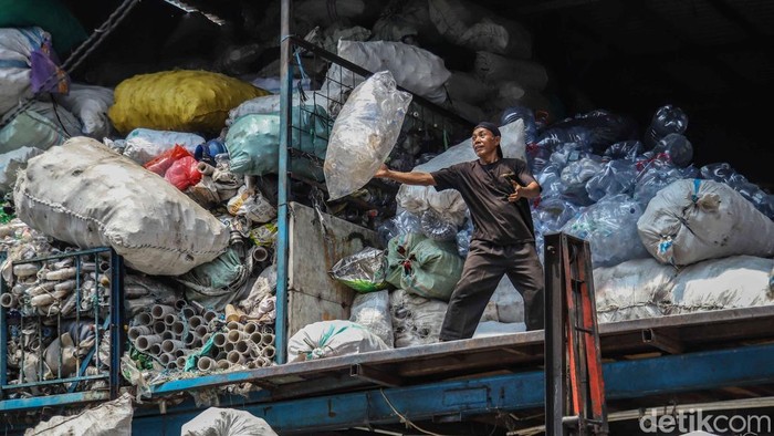 Harga Sampah Plastik Melonjak di Tengah Gejolak Global Sejumlah pekerja menimbang dan membongkar sampah plastik di salah satu pengepul area Tanjung Priok, Jakarta Utara, Rabu (29/4/2026). Aktivitas nan biasanya melangkah rutin sekarang menunjukkan geliat berbeda, seiring meningkatnya nilai ekonomis limbah plastik di tengah dinamika dunia nan memengaruhi industri bahan baku.