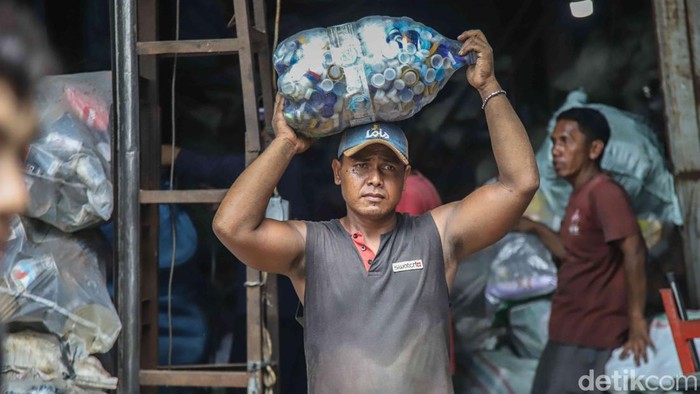 Harga Sampah Plastik Melonjak di Tengah Gejolak Global Sejumlah pekerja menimbang dan membongkar sampah plastik di salah satu pengepul area Tanjung Priok, Jakarta Utara, Rabu (29/4/2026). Aktivitas nan biasanya melangkah rutin sekarang menunjukkan geliat berbeda, seiring meningkatnya nilai ekonomis limbah plastik di tengah dinamika dunia nan memengaruhi industri bahan baku.