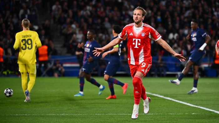 PARIS, FRANCE - APRIL 28: Harry Kane of Bayern Munchen celebrates after scoring his teams first goal during the UEFA Champions League 2025/26 Semi Final First Leg match between Paris Saint-Germain and FC Bayern Munchen at Parc des Princes on April 2
