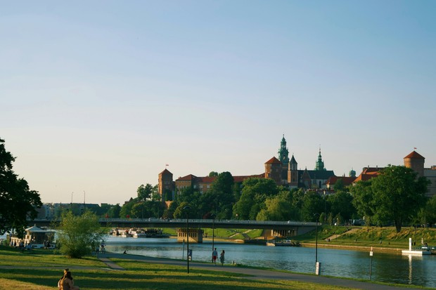 Hidden gems Eropa seperti Krakow, Polandia, menawarkan pengalaman wisata yang tetap terjangkau dengan biaya sekitar 76 USD per hari/Foto: Unsplash/Ghaith Kelani Hidden gems Eropa seperti Krakow, Polandia, menawarkan pengalaman wisata yang tetap terjangkau dengan biaya sekitar 76 USD per hari. Kota ini dikenal sebagai kota pelajar, sehingga harga kebutuhan harian cenderung ramah di kantong. Daya tarik utamanya terletak pada pusat kota tua yang berstatus warisan dunia UNESCO di Rynek Glowny.