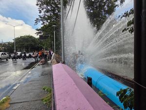 Heboh Pipa PDAM Bocor di MERR Surabaya, Air Menyembur ke Jalan Raya