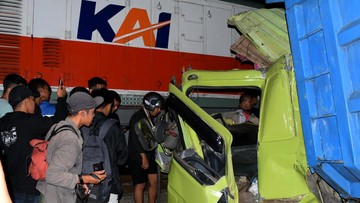 KA Dhoho Hantam Truk Mogok di Perlintasan Blitar
