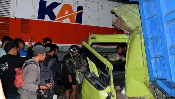 KA Dhoho Hantam Truk Mogok di Perlintasan Blitar