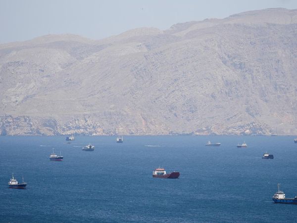 Lalu Lintas Kapal di Selat Hormuz Melambat