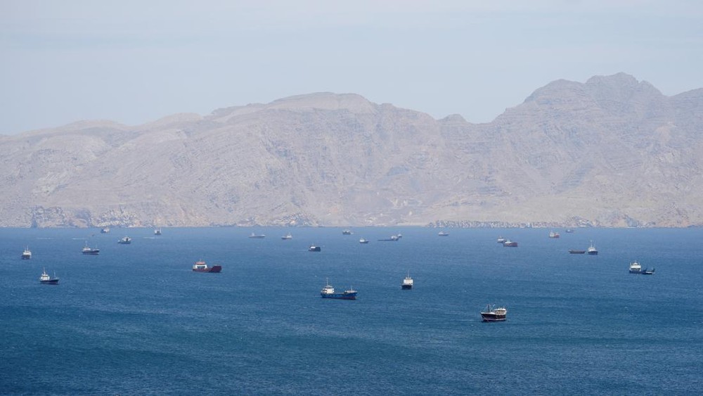 Hormuz Mencekam AS Iran Saling Balas