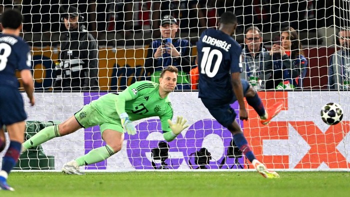28 April 2026, France, Paris: Soccer, men: Champions League, Paris Saint-Germain - Bayern Munich, semi-final, first leg, Parc des Princes, Ousmane Dembélé (r, Paris Saint-Germain) scores the goal to make it 3-2 from the penalty spot against goalkee