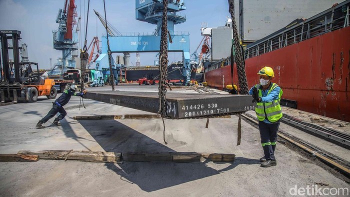 Aktivitas bongkar muat di area Pelabuhan Tanjung Priok Non Peti Kemas, Jakarta Utara, Rabu (29/4/2026), berjalan dengan ritme nan teratur dan penuh semangat. Sejumlah petugas tampak sigap mengatur arus peralatan nan datang dan pergi, memastikan setiap proses melangkah lancar tanpa halangan berarti. Suasana pelabuhan menjadi gambaran degub nadi perdagangan nan terus bergerak dinamis.