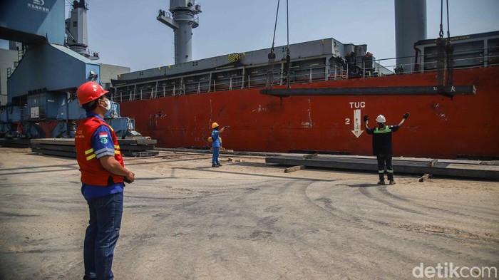 Melihat Bongkar Muat Komoditas Impor di Pelabuhan Tanjung Priok Aktivitas bongkar muat di area Pelabuhan Tanjung Priok Non Peti Kemas, Jakarta Utara, Rabu (29/4/2026), berjalan dengan ritme nan teratur dan penuh semangat. Sejumlah petugas tampak sigap mengatur arus peralatan nan datang dan pergi, memastikan setiap proses melangkah lancar tanpa halangan berarti. Suasana pelabuhan menjadi gambaran degub nadi perdagangan nan terus bergerak dinamis.
