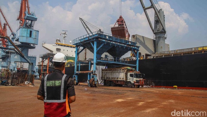Melihat Bongkar Muat Komoditas Impor di Pelabuhan Tanjung Priok Aktivitas bongkar muat di area Pelabuhan Tanjung Priok Non Peti Kemas, Jakarta Utara, Rabu (29/4/2026), berjalan dengan ritme nan teratur dan penuh semangat. Sejumlah petugas tampak sigap mengatur arus peralatan nan datang dan pergi, memastikan setiap proses melangkah lancar tanpa halangan berarti. Suasana pelabuhan menjadi gambaran degub nadi perdagangan nan terus bergerak dinamis.