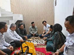 Menhub Melayat ke Bu Guru Nurlaela Korban Kecelakaan KA, Jamin Beri Bantuan