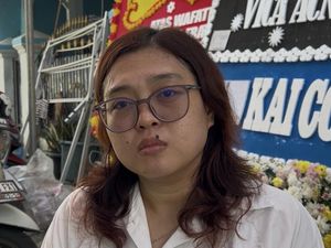 Tetangga Bantu Print Foto Saat Cari Vica Korban Kecelakaan Kereta di Bekasi