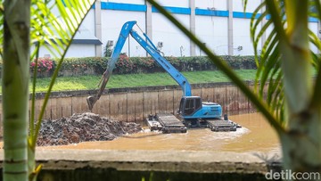 Pramono Mau Kebut Normalisasi Sungai Saat Kemarau: Debit Air Sedang Kecil