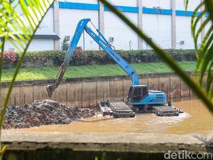 Pramono Mau Kebut Normalisasi Sungai Saat Kemarau: Debit Air Sedang Kecil