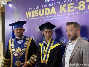 Wisuda Sarjana, Arhan Semangati Egy-Rio: Semoga Cepat Lulus