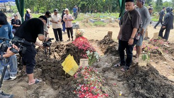 Arinjani dan Karyawati KompasTV Korban Tabrakan KRL Dimakamkan Berdekatan