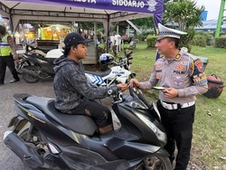 Polisi Pelototi Pemotor Lawan Arus di Depan RS Siti Hajar Sidoarjo