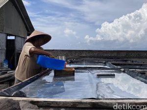 Anomali Cuaca Bikin Petani Garam Kusamba Merugi