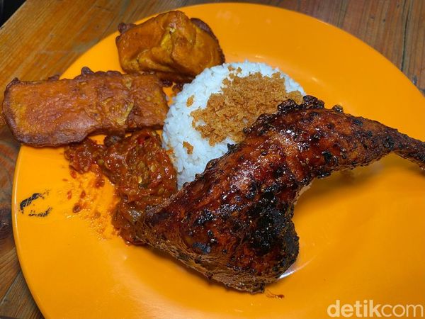 Unik! Ayam Goreng dan Bakar Kremes Berkuah Pindang Asam Segar