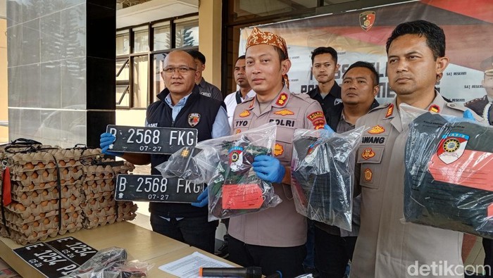 Polisi menunjukkan barang bukti penipuan toko grosir di Sumedang