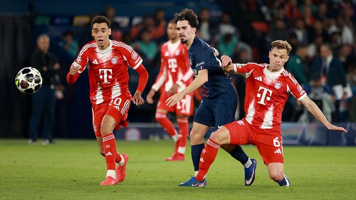 Momen ketika gelandang PSG Vitinha dikawal dua pemain Bayern, Jamal Musiala (kiri) dan Joshua Kimmich.
