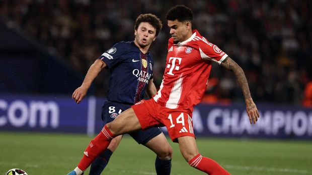Paris Saint-Germain's Portuguese midfielder #87 Joao Neves fights for the ball with Bayern Munich's Colombian forward #14 Luis Diaz during the UEFA Champions League semi-final first leg football match between Paris Saint-Germain (PSG) and Bayern Munich at the Parc des Princes in Paris on April 28, 2026. (Photo by FRANCK FIFE / AFP)