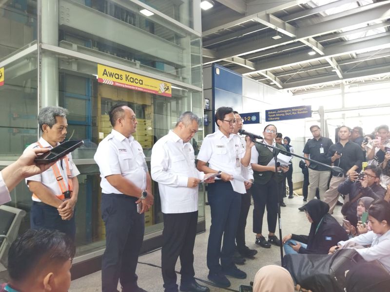 . Rencananya, KRL Cikarang dan Bekasi Timur ditargetkan bisa beraksi lagi siang ini.