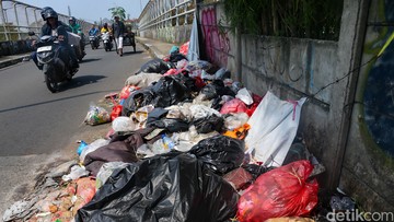 Sampah Berserakan di Pinggir Jalan Ciputat Tangsel