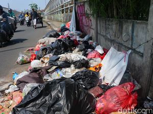 Sampah Berserakan di Pinggir Jalan Ciputat Tangsel