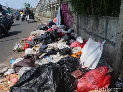 Sampah Berserakan di Pinggir Jalan Ciputat Tangsel