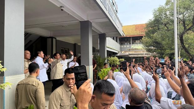 Sekretaris Kabinet Teddy Indra Wijaya memimpin pelajar dan pembimbing di SMAN 1 Cilacap, Jawa Tengah menyanyikan lagu kebangsaan