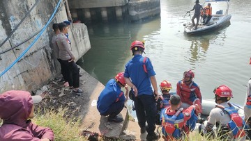 Tim SAR Polairud Polda Metro Evakuasi Pemotor yang Tenggelam di KBT