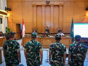 Video 4 Prajurit Didakwa Siram Air Keras Andrie Yunus karena Interupsi Rapat RUU TNI