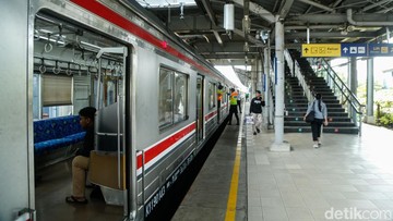 Jangan Ditiru! Pria Ini Ngevape Berujung Diturunkan dari KRL Bekasi Line