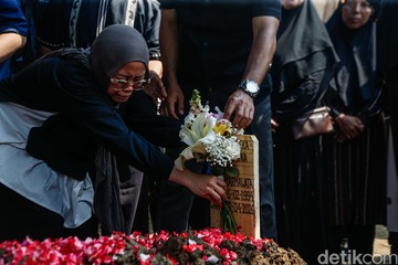 Suasana Duka Pemakaman Korban Tragedi Bekasi Timur