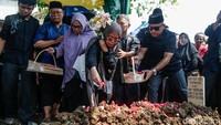 Duka Gerbong Wanita: Pesan-Pesan yang Tak Pernah Sampai ke Rumah