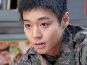 Park Ji Hoon Pakai Baju Militer Sebelum Wamil Beneran