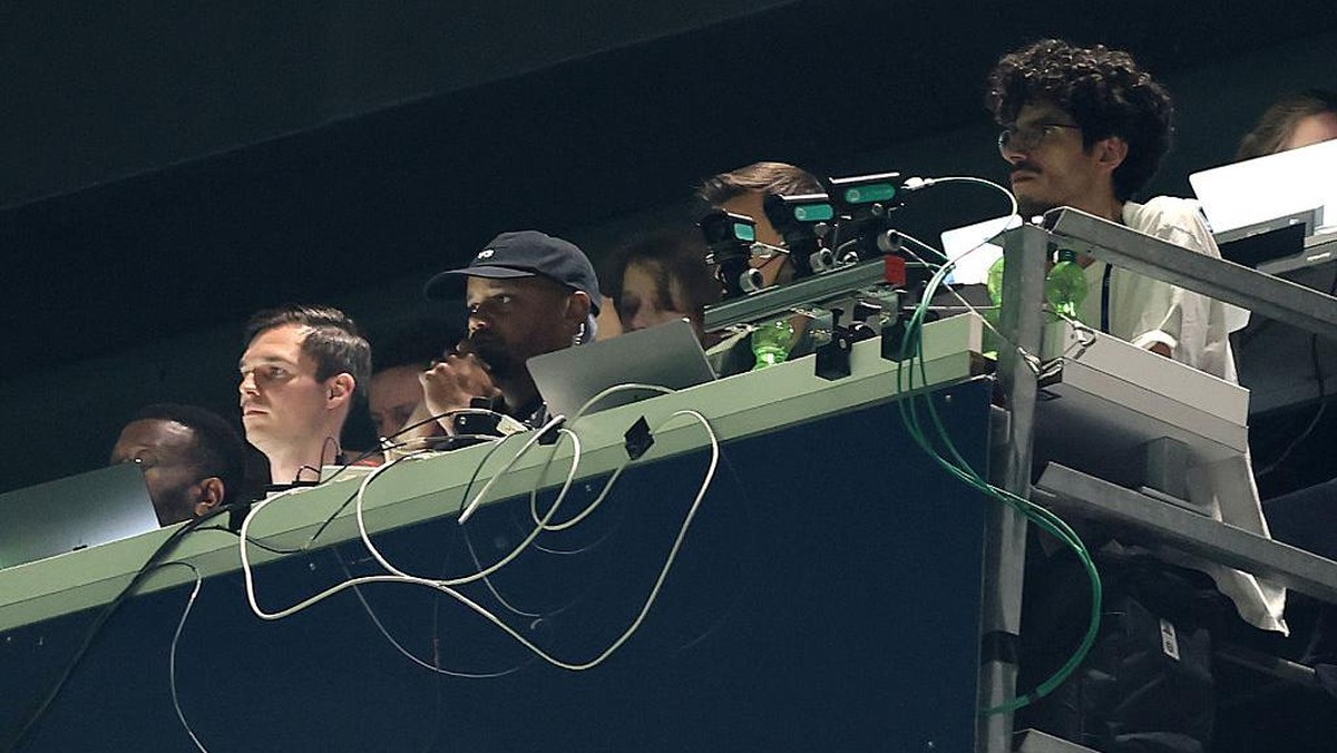 Vincent Kompany (memakai topi) saat menonton laga PSG vs Bayern dari tribune media. Foto: Getty Images/Alex Grimm