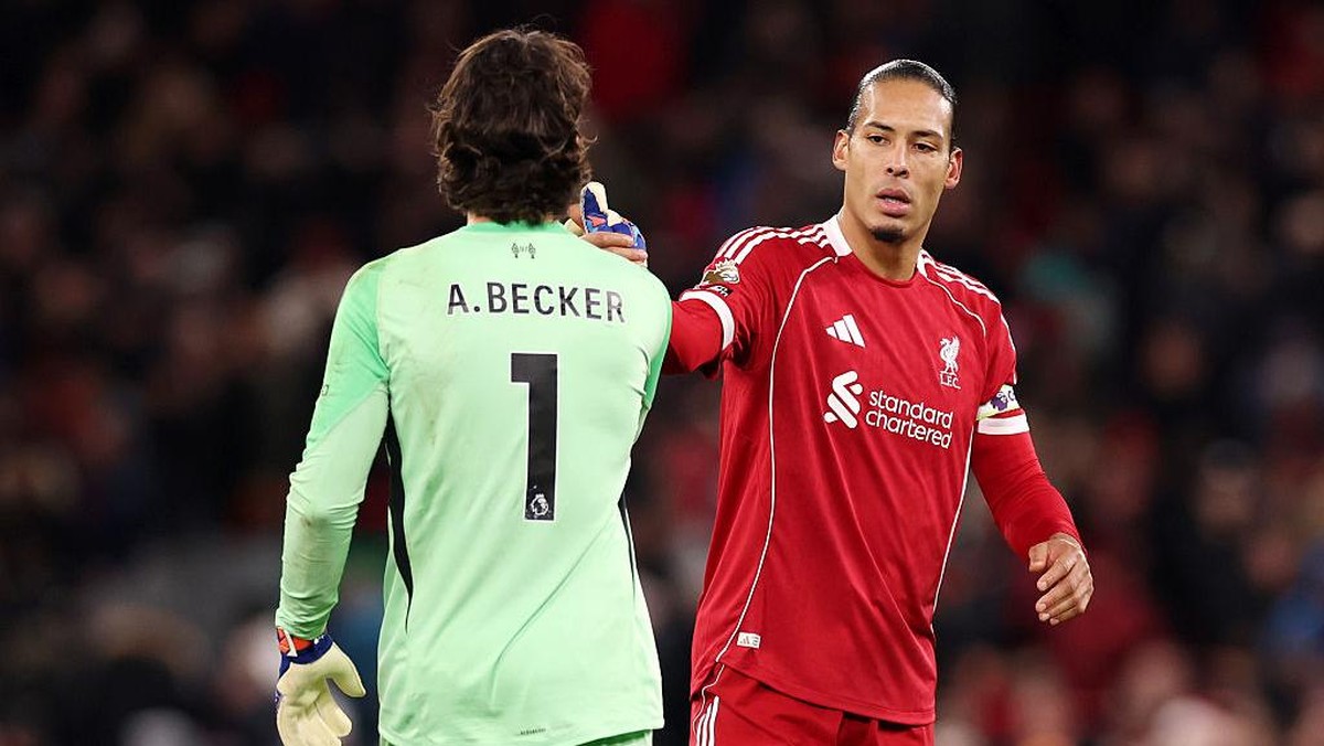Van Dijk: Alisson Pergi Akan Jadi Pukulan Telak buat Liverpool. (Foto: Getty Images/Carl Recine)