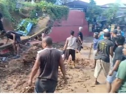 10 Kerangka Berserakan Usai Talud TPU di Ambon Ambruk Diterjang Longsor