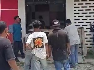 Warga Blokir Akses Kantor Camat di Tapteng gegara Bantuan Bencana