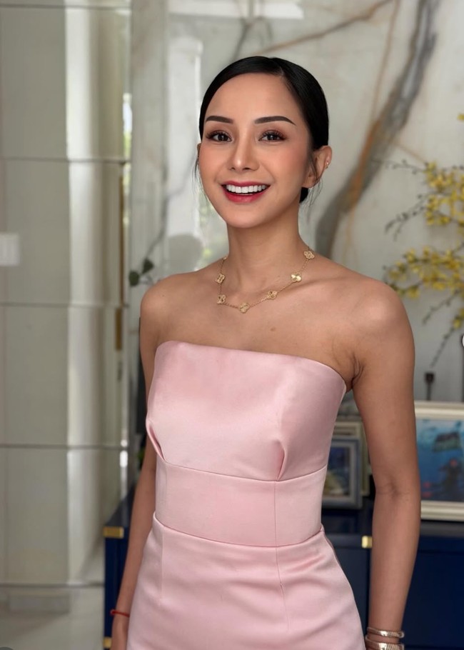 Kirana Larasati menjalani oplas hidung di Bangkok. Ia menggunakan tulang rusuk penuh untuk membentuk bagian hidung. Hidung Kirana yang semula sedikit bengkok saat dilihat dari samping, kini menjadi lebih lurus. Foto: Instagram