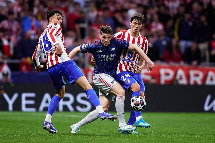 MADRID, SPAIN - APRIL 29: Viktor Gyokeres of Arsenal competes for the ball with Marc Pubill of Atletico de Madrid and Robin Le Normand of Atletico de Madrid during the UEFA Champions League 2025/26 Semi Final First Leg match between Atletico de Madri