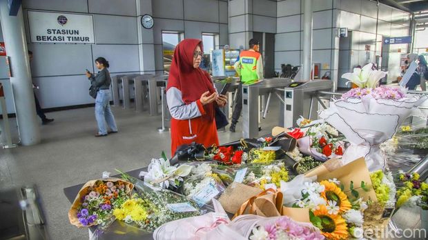 Sejumlah penduduk meletakkan kembang dan memanjatkan angan di area Stasiun Bekasi Timur, Bekasi, Jawa Barat, Kamis (30/4/2026).