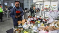 Bunga dan Doa Selimuti Duka di Stasiun Bekasi Timur