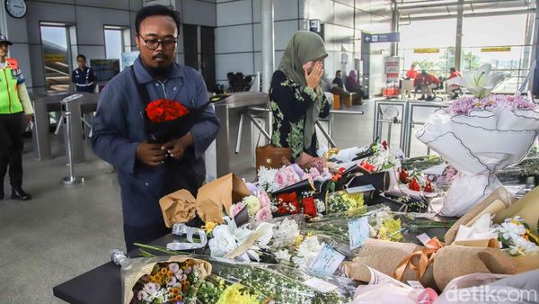 Bunga dan Doa Selimuti Duka di Stasiun Bekasi Timur